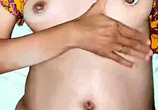 दुबली एशियाई लड़की लिंगरी में चोदाई करते हुए दूध निचोड़ती है