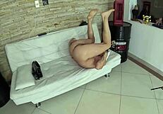 लाना बेलफोर्ड की वाइल्ड डेब्यू क्या है जिसमें कपड़े फटे हुए हैं?