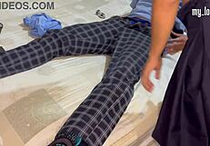 मेरी गर्लफ्रेंड की बेस्ट फ्रेंड कमरे में फोटो खींच रही है और मेरा लंड चूसना चाहती है, क्या करूं?