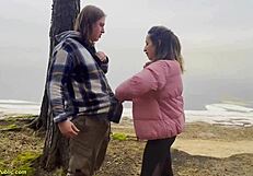 फ्लेक्सिबल लड़की पब्लिक आउटडोर सीन में हार्ड बंग लेती है