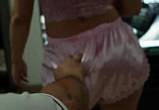 स्टेपफादर सौतेली बेटी की लिंगरी वाली खूबसूरत गांड से लालची हो गया