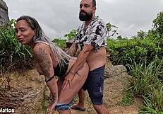 डैम, ऐन की वेट बीच ऑर्गी में सरप्राइज कमशॉट!