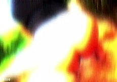 डैम, ऐन की वेट बीच ऑर्गी में सरप्राइज कमशॉट!