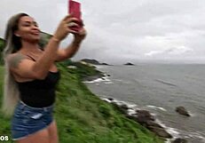 डैम, ऐन की वेट बीच ऑर्गी में सरप्राइज कमशॉट!