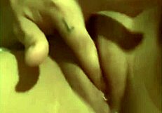 असली एम्यांमार जोड़े की बाथरूम में जोरदार चुदाई