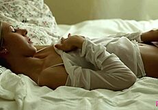 Skinny Roxana feels intense orgasm fingering her ass