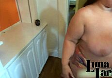 लूना लार्क और फिनी फॉक्स घर भर में चुदाई मचा रही