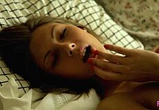 Skinny Roxana feels intense orgasm fingering her ass