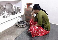 एशियन टीन 18+ की पहली बार ऐनल सेक्स, घरेलू किचन में झुकी हुई चोदाई