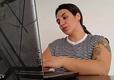 कार्ला काम करते समय जोर से पाद मारती है