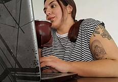 कार्ला काम करते समय जोर से पाद मारती है