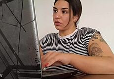 कार्ला काम करते समय जोर से पाद मारती है