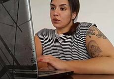 कार्ला काम करते समय जोर से पाद मारती है