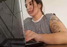 कार्ला काम करते समय जोर से पाद मारती है