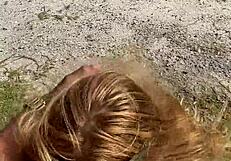 Loira casada paulista dando pro amante carioca na praia. Blonde meets lover outdoors