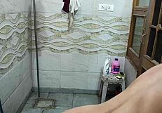 एक्सएक्सएक्स गरम इंडियन भाभी खुले नहाती है, जेठ जी देखते हैं। वो उसके टाइट चूत को टच करता है और हार्ड चुदाई करता है हिंदी ऑडियो के साथ!