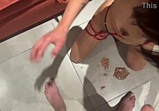 अरे क्यूटी, थ्रोटिंग और रिमिंग करते समय पकना चाहती है, माउथ में कम के साथ?