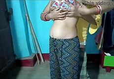 यो, कितनी हॉट है ये इंडियन बंगाली भाभी ब्लू सूट में चुदाई करवाती हुई?