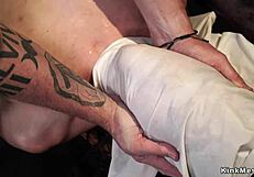 भूरी बालों वाली को एक पैर उल्टी लटकाव में कठोर कोड़े सहन करती है।