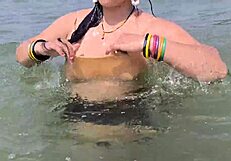 Mi mejor amiga y su hermanastra me invitan a ver una película en casa