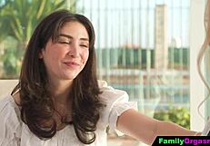 फैमिलीऑर्गैज्म - मिल्फ एयरबीएनबी में अपनी हॉट बेटी को शांत कर रही चुदाई से