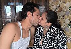 Mi mejor amiga y su hermanastra me invitan a ver una película en casa