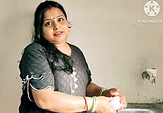 देसी बीवी रफ घरेलू किचन में मॉन्स्टर लंड डीपथ्रोट लेती