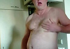 Nylonjunge ist geil am morgen mit kaffee und nackt onaniert er seinen schwanz