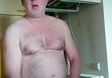 Nylonjunge ist geil am morgen mit kaffee und nackt onaniert er seinen schwanz