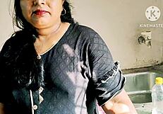 देसी बीवी रफ घरेलू किचन में मॉन्स्टर लंड डीपथ्रोट लेती