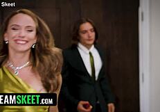 हेलो बॉयज, दो स्टेपमॉम्स अपने स्टेपसन्स को वाइल्ड शो में चोदती हैं?