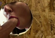 रंडी ग्लोरीहोल पर दो ह्यूज लंडों को सरेंडर करती है कमशॉट्स के लिए