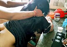 देसी बीवी रफ घरेलू किचन में मॉन्स्टर लंड डीपथ्रोट लेती