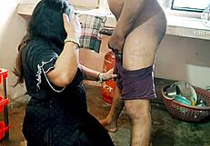 देसी बीवी रफ घरेलू किचन में मॉन्स्टर लंड डीपथ्रोट लेती