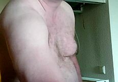 Nylonjunge ist geil am morgen mit kaffee und nackt onaniert er seinen schwanz