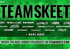 हेलो बॉयज, दो स्टेपमॉम्स अपने स्टेपसन्स को वाइल्ड शो में चोदती हैं?