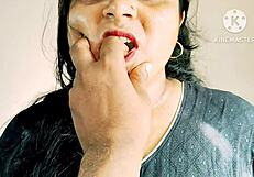 देसी बीवी रफ घरेलू किचन में मॉन्स्टर लंड डीपथ्रोट लेती