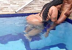 Magrinho dotado curvy BBW ko pool ke paas hard bang karta