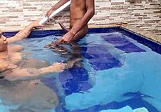 Magrinho dotado curvy BBW ko pool ke paas hard bang karta