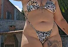 पत्नी पूल में टाइट बॉडी फ्लॉन्ट करती है पति चुपचाप देखता