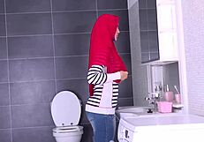 Curvaceous muslim goddess passionately shows blowjob and handjob skills