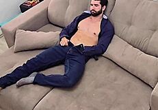 वर्क से घर आकर ब्राजीलियन नेबर के साथ जर्क ऑफ करना