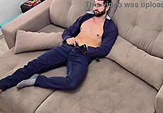 वर्क से घर आकर ब्राजीलियन नेबर के साथ जर्क ऑफ करना