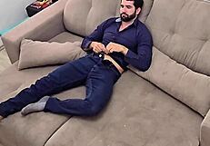 वर्क से घर आकर ब्राजीलियन नेबर के साथ जर्क ऑफ करना