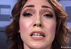 नैचुरल ब्रूनेट स्य्बियन मशीन पर चढ़कर जोरदार स्क्वर्टिंग करती हुई