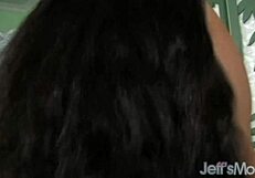 मोटी गांड वाली BBW हवा में रॉक हार्ड लंड पर उछलती हुई