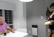 volviendo de vacaciones, un amigo nos muestra cómo se tira a la chica de la esquina