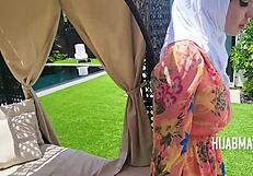 शाई रिच मुस्लिम मिल्फ हिजाब में हैंडिमैन को हार्ड फक्स करती है!