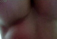 grandes peitos naturais pulando em closeup