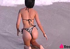 जापिन्हा बीच पर लड़के से मिलती है और चैट करती है